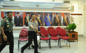 Kapolda Jenderal Tito Karnavian dan Panglima TNI Jenderal Gatot Nurmantyo di Kantor Presiden, Senin (24/10), di Kantor Presiden, Jakarta. (Foto: Humas/Jay)