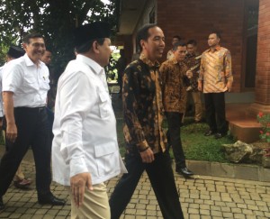 Presiden Jokowi disambut Prabowo Subianto saat tiba di kediaman Ketua Umum Partai Gerindra itu, di Padepokan Garuda Yaksa, Desa Bojong Koneng, Hambalang, Bogor, Jawa Barat, Senin (31/10) siang. (Foto: Humas/Nia)
