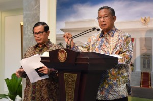 Menko Perekonomian Darmin Nasution memberi pernyataan pers usai ratas, Rabu (26/10). (Foto: Humas/Jay)