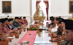 Silaturahmi Presiden dengan pimpinan MUI, Pengurus Besar NU , dan Pengurus Pusat Muhammadiyah, di Istana Merdeka, Jakarta, Selasa (1/11) siang. (Foto: Humas/Jay)