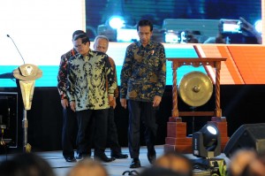 Presiden Jokowi dan Seskab Pramono Anung pada acara pembukaan Munas REI XV Tahun 2016, di Grand Ballroom Hotel Fairmont, Jakarta, Selasa (29/11). (Foto: Humas/Jay)
