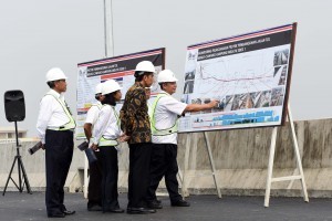 President Joko Widodo at the inspection of Becakayu Toll Road Section 1 construction, at Jalan Inspeksi Kalimalang, East Jakarta, on Monday (7/11) morning (Picture: Public Relations Office/Jay)