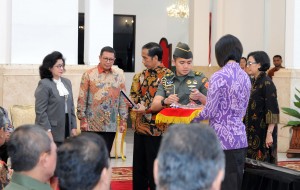Presiden Jokowi menyerahkan Apresiasi BLU kepada Menkes dan Menag, di Istana Negara, Jakarta, Selasa (22/11) pagi. (Foto: JAY/Humas)