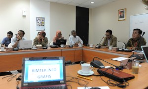 Asdep Humas dan Protokol Setkab Alfurkon Setiawan membuka Pembuatan Infografis, di kantor Setkab, Kamis (24/11) siang. (Foto: Rahmat/Humas)