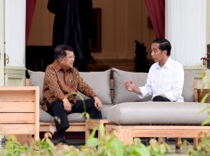 Presiden Jokowi dan Wakil Presiden Jusuf Kalla berbincang santai, di teras belakang Istana Merdeka, Jakarta, Kamis (3/11) sore. (Foto: Rusman/Setpres)