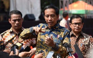 Presiden Joko Widodo menjawab pertanyaan wartawan usai membuka FRUIT INDONESIA 2016 di Lapangan Parkir Timur Senayan, Jakarta, Kamis (17/11) pagi.