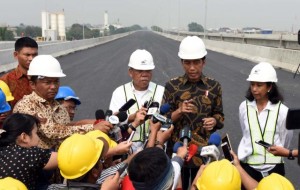 Presiden Jokowi diwawancara wartawan usai meninjau tol Becakayu Seksi 1, Senin (7/11). (Foto: Humas/Jay)