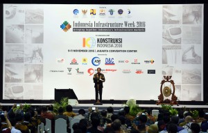 Presiden Jokowi saat membuka Indonesia Infrastructure Week dan Konstruksi Indonesia Tahun 2016, di Plenary Hall, Jakarta  Convention (JCC), Jakarta, Rabu (9/11) siang. (Foto: Humas/Jay)