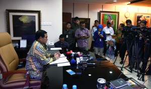 Seskab Pramono Anung berbincang dengan wartawan, di ruang kerjanya lantai II Gedung III Kemensetneg, Jakarta, Senin (14/11) siang. (Foto: JAY/Humas)