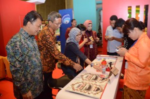 Deputi Bidang Dukungan Kerja Kabinet meninjau stan Setkab di Pameran Bakohumas, Bandung, Jawa Barat (17/11). (Foto: Humas: Deni)