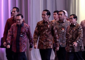 Presiden Jokowi didampingi Gubernur BI dan Seskab memasuki ruang acara pembukaan Pertemuan Tahunan Bank Indonesia 2016, di Jakarta Convention Center, Jakarta, Selasa (22/11) malam. (Foto: Kris/Setpres)