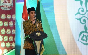 Presiden Jokowi memberikan sambutan pada Kongres Muslimat NU, di Asrama Haji Pondok Gede, Jakarta, Kamis (24/11) siang. (Foto: JAY/Humas)