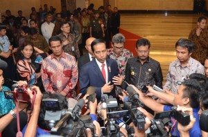 Presiden Jokowi didampingi Gubernur Sulsel memberikan keterangan kepada wartawan usai acara sosialisasi tax amnesty di hotel Clarion, Makassar, Sulsel, Jumat (26/11). (Foto: Humas/Jay)