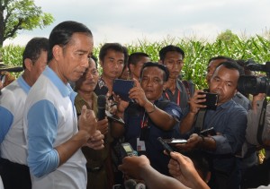 Presiden Jokowi menjawab wartawan usai meninjau proyek Dana Desa, di Desa Sumurgeneng, Kecamatan Tasikharjo, Kabupaten Tuban, Jawa Timur, Senin (28/11) siang. (Foto: OJI/Humas)