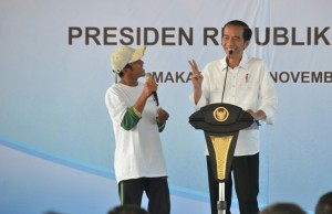 Presiden Jokowi secara spontan memberikan kuis kepada nelayan saat meresmikan Pelabuhan Untia, Makassar, Sulsel (26 /11). (Foto: Humas/Jay)