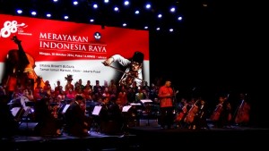 Mendikbud Muhadjir Effendy memberikan sambutan pada sosialisasi sosialisasi Lagu Kebangsaan Indonesia Raya tiga stanza, di TIM Jakarta, Minggu (30/10) malam