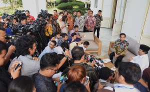 Seusai melakukan veranda talk, Presiden Jokowi dan Prabowo Subianto menjawab pertanyaan wartawan secara bergantian di Beranda Istana Merdeka, Jakarta, Kamis (17/11). (Foto: Humas/Rahmat)