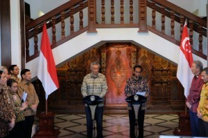 PM Lee gives a press statement with President Jokowi, at Wisma Perdamaian, Semarang, Central Java, Monday (14/11). (Photo: PR/Rahmat)