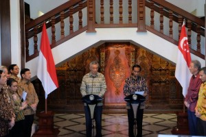 PM Lee saat menyampaikan keterangan pers bersama Presiden Jokowi, di Wisma Perdamaian, Semarang, Jawa Tengah, Senin (14/11). (Foto: Humas/Rahmat)