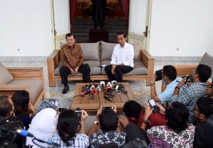 Presiden Jokowi dan Wakil Presiden Jusuf Kalla menyampaikan konperensi pers di Istana Merdeka, Jakarta, Kamis (3/11) sore. (Foto: Rusman/Setpres)