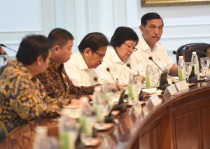 Menko Kemaritiman Luhun B. Pandjaitan dan menteri lainnya mengikuti rapat terbatas tentang Perkembangan Pembangunan Proyek Listrik 35.000 MW, di Kantor Presiden, Jakarta, Selasa (1/11) sore. (Foto: Rahmat/Humas)