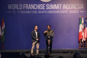 Presiden Jokowi berdialog dengan Odi Handito, pemilik Coffee Tofee, dalam pembukaan Pameran Waralaba dan UKM Indonesia 2016, di JCC Jakarta, Jumat (25/11) pagi. (Foto: OJI/Humas)