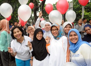 Deputi Sumber Daya Manusia Sekretariat Negara Cecep Sutiana didamping Deputi Sekretaris Kabinet Bidang Dukungan Kerja Kabinet Yuli Harsono dan para pejabat lainnya membuka Pekan Olahraga menyambut Ulang Tahun Korpri ke 45 di halaman kantor Kementerian Sekretariat Negara, Jakarta, Jumat (11/11) Pagi.