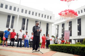 Deputi Sumber Daya Manusia Sekretariat Negara Cecep Sutiana didamping Deputi Sekretaris Kabinet Bidang Dukungan Kerja Kabinet Yuli Harsono dan para pejabat lainnya membuka Pekan Olahraga menyambut Ulang Tahun Korpri ke 45 di halaman kantor Kementerian Sekretariat Negara, Jakarta, Jumat (11/11) Pagi.
