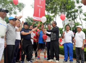 Deputi Sumber Daya Manusia Sekretariat Negara Cecep Sutiana didamping Deputi Sekretaris Kabinet Bidang Dukungan Kerja Kabinet Yuli Harsono dan para pejabat lainnya membuka Pekan Olahraga menyambut Ulang Tahun Korpri ke 45 di halaman kantor Kementerian Sekretariat Negara, Jakarta, Jumat (11/11) Pagi.