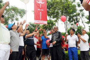 Deputi Sumber Daya Manusia Sekretariat Negara Cecep Sutiana didamping Deputi Sekretaris Kabinet Bidang Dukungan Kerja Kabinet Yuli Harsono dan para pejabat lainnya membuka Pekan Olahraga menyambut Ulang Tahun Korpri ke 45 di halaman kantor Kementerian Sekretariat Negara, Jakarta, Jumat (11/11) Pagi.