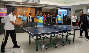 Deputi Sumber Daya Manusia Sekretariat Negara Cecep Sutiana didamping Deputi Sekretaris Kabinet Bidang Dukungan Kerja Kabinet Yuli Harsono dan para pejabat lainnya membuka Pekan Olahraga menyambut Ulang Tahun Korpri ke 45 di halaman kantor Kementerian Sekretariat Negara, Jakarta, Jumat (11/11) Pagi.