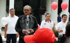 Deputi Sumber Daya Manusia Sekretariat Negara Cecep Sutiana didamping Deputi Sekretaris Kabinet Bidang Dukungan Kerja Kabinet Yuli Harsono dan para pejabat lainnya membuka Pekan Olahraga menyambut Ulang Tahun Korpri ke 45 di halaman kantor Kementerian Sekretariat Negara, Jakarta, Jumat (11/11) Pagi.