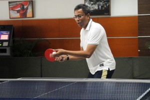Deputi Sumber Daya Manusia Sekretariat Negara Cecep Sutiana didamping Deputi Sekretaris Kabinet Bidang Dukungan Kerja Kabinet Yuli Harsono dan para pejabat lainnya membuka Pekan Olahraga menyambut Ulang Tahun Korpri ke 45 di halaman kantor Kementerian Sekretariat Negara, Jakarta, Jumat (11/11) Pagi.