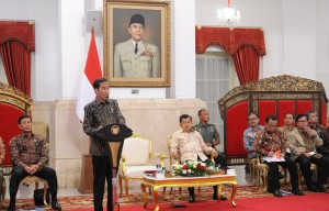 Presiden Jokowi memberikan pengantar pada sidang kabinet paripurna, di Istana Negara, Jakarta, Rabu (2/11) siang. (Foto: JAY/Humas)