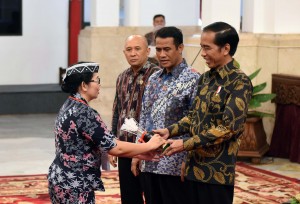 Presiden Jokowi didampingi Menteri Pertanian dan Kepala Staf Kepresidenan menyerahkan penghargaan Adhikarya Pangan Nusantara, di Istana Negara, Jakarta, Rabu (30/11) siang. (Foto: JAY/Humas)