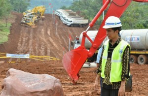 Presiden Jokowi dalam suatu kesempatan meninjau sebuah proyek pembangunan infrastruktur