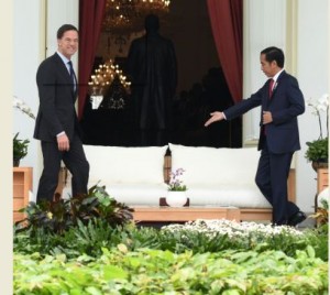 Presiden Jokowi menyambut kedatangan PM Belanda Mark Rutte, yang mengunjunginya di Istana Merdeka, Jakarta, Rabu (23/11) siang. (Foto: Rahmat/Humas)
