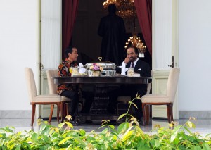 Presiden Jokowi menjamu sarapan Ketua Umum Partai Nasdem Surya Paloh, di teras Istana Merdeka, Jakarta, Selasa (22/11) pagi. (Foto: JAY/Humas)