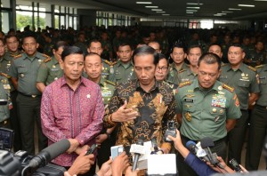 Presiden Jokowi menjawab wartawan usai memberikan pengarahan di hadapan apel Danrem dan Dandim se Indonesia, di Secapa, Bandung, Selasa (15/11) siang. (Foto: JAY/Humas)