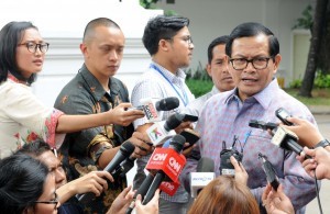Cabinet Secretary Pramono Anung responds to reporters questions