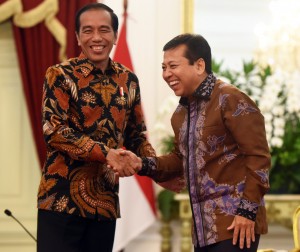 Presiden Jokowi berjabat tangan dengan Ketua Umum Partai Golkar di Istana Merdeka (22/11). (Foto: Humas/Rahmat)