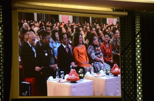 Presiden Jokowi didampingi Ibu Negara Iriana saat menghadiri acara sosialisasi program tax amnesty, di Hotel Clarion, Makasar, Sulsel, Jumat (25/11) malam. (Foto: Humas/Jay)