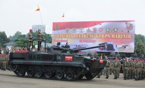 Presiden Jokowi berada di atas tank untuk memeriksa 