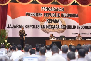 Presiden Jokowi memberikan pengarahan kepada jajaran Polri di PTIK, Selasa (8/11) pagi. (Foto: Humas/Oji)