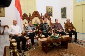 Presiden Jokowi menyapa WNI yang ada di Sydney Australia melalui video conference dari Istana Kepresidenan Bogor, Minggu (6/11) siang. (Foto: Humas/Oji)