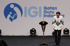Presiden Jokowi Memberikan Penghormatan kepada para guru yang menghadiri Peringatan Hari Guru Nasional dan HUT PGRI ke-71, di SICC, Bogor, Jawa Barat, Minggu (27/11) siang. (Foto: Humas/Agung)