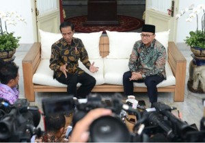 Presiden Joko Widodo dan Ketua PAN Zulkifli Hasan di teras Istana Merdeka, Rabu (30/11). (Foto: BPMI)