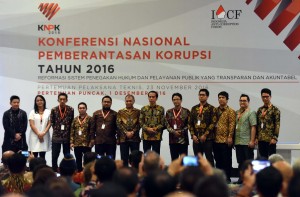 Presiden Jokowi dan Ketua KPK Agus Rahardjo berfoto bersama pada acara KNPK Tahun 2016 (1/12). (Foto: Humas/Jay)