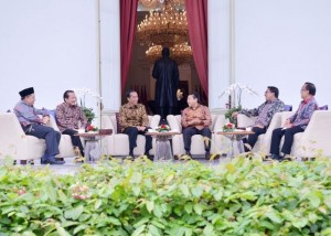 Presiden Jokowi duduk bersama dengan empat orang pimpinan DPR-RI di teras Istana Merdeka, Jumat (16/12). (Foto: Humas/Jay)