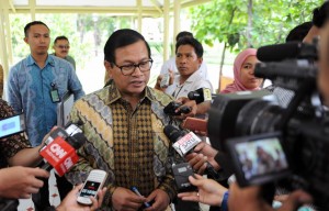 Seskab Pramono Anung menjawab pertanyaan jurnalis usai ratas di Kantor Presiden, Selasa (6/12) sore. (Foto: Humas/Jay)